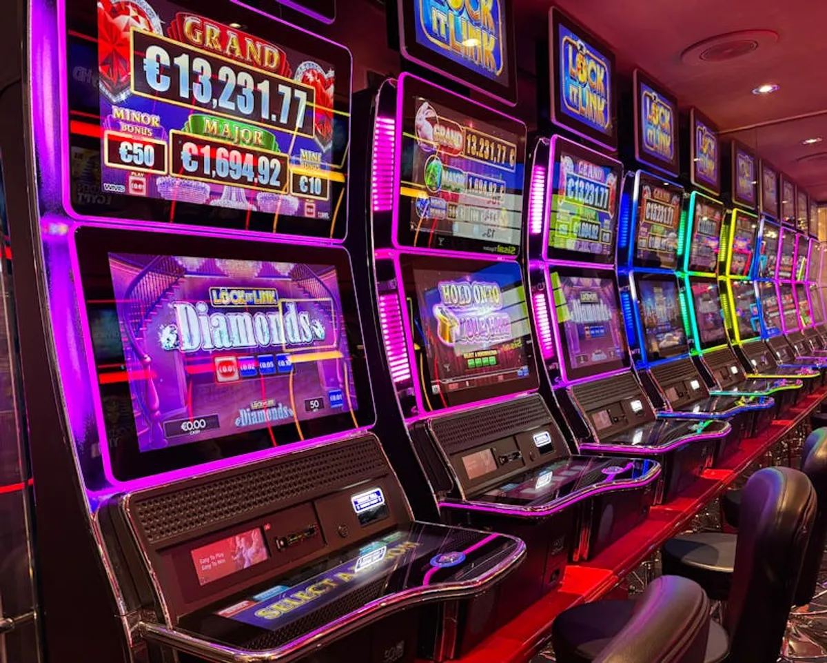 Slots vs Live Casino Games: Which Is Easier to Understand?